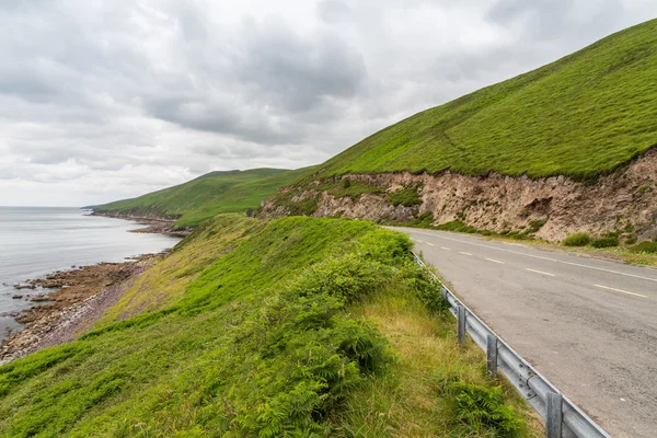 İrlanda vahşi atlantik yolunda asfalt yol — Stok fotoğraf