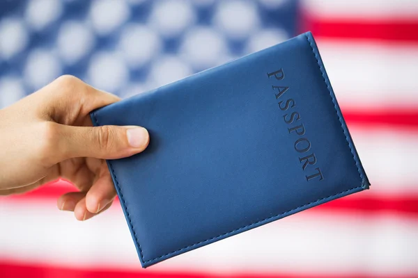 Close up de mão com passaporte americano — Fotografia de Stock