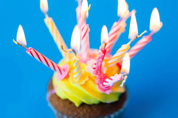 Birthday cupcake with many burning candles — Stock Photo, Image