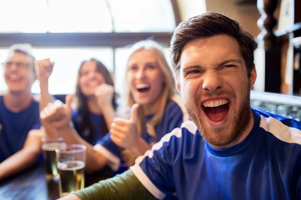 Voetbalfans of vrienden met bier bij sport bar — Stockfoto