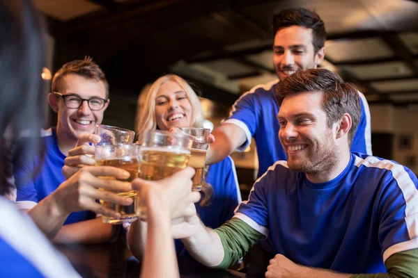 Fußballfans klirren an Sportbar mit Biergläsern — Stockfoto