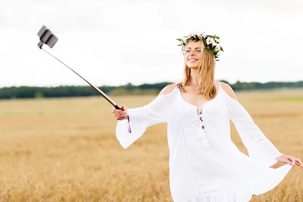 Glad ung kvinna som tar selfie via smartphone — Stockfoto