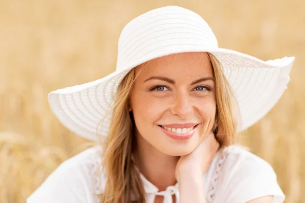 Close up van gelukkige vrouw in zon hoed op granen veld — Stockfoto