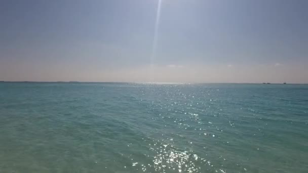 Море і небо на пляжі мальдів — стокове відео
