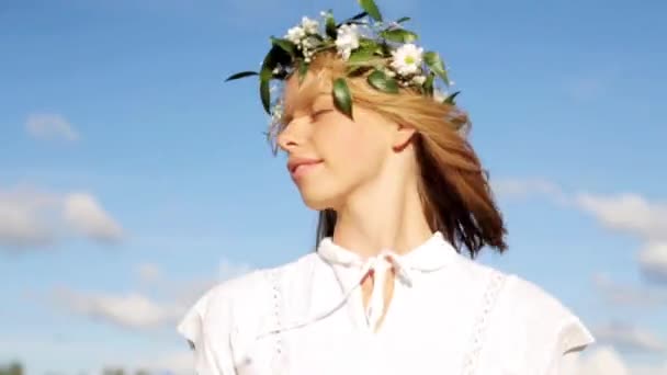 Sorrindo jovem mulher na grinalda de flores ao ar livre — Vídeo de Stock