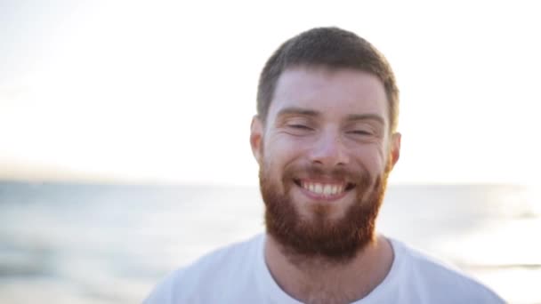 Rosto de feliz sorridente jovem na praia — Vídeo de Stock