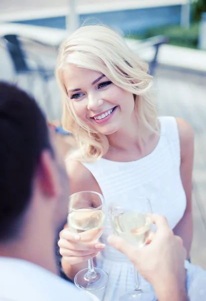 Casal beber vinho no café — Fotografia de Stock