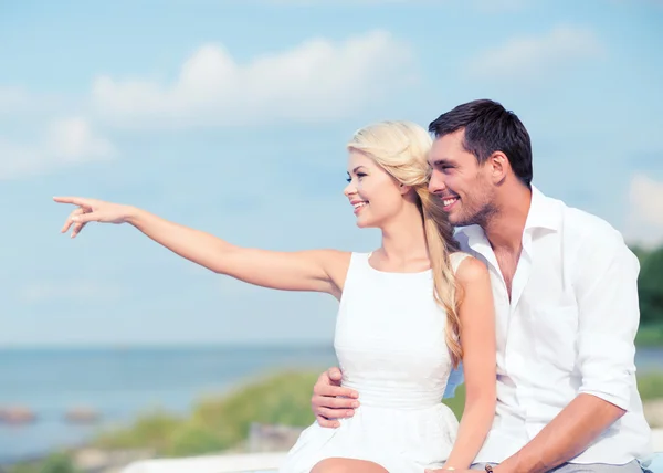 Paar sitzt am Meer — Stockfoto