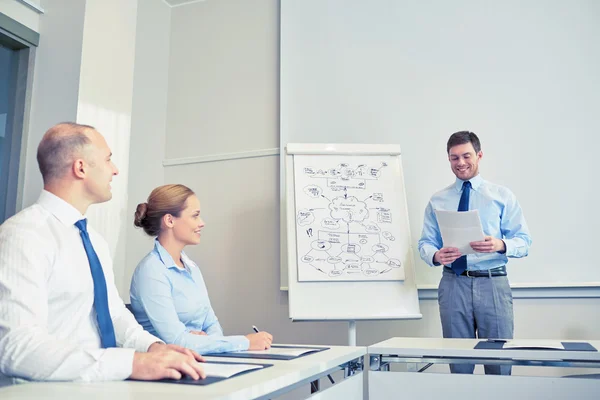 Groep van Glimlachende zakenmensen bijeenkomst in office — Stockfoto