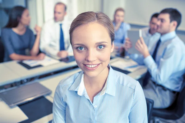 Grupo de empresarios sonrientes reunidos en el cargo — Foto de Stock