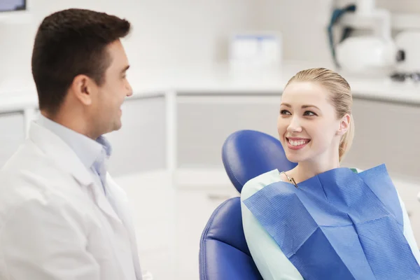 Dentista masculino feliz com paciente mulher na clínica — Fotografia de Stock