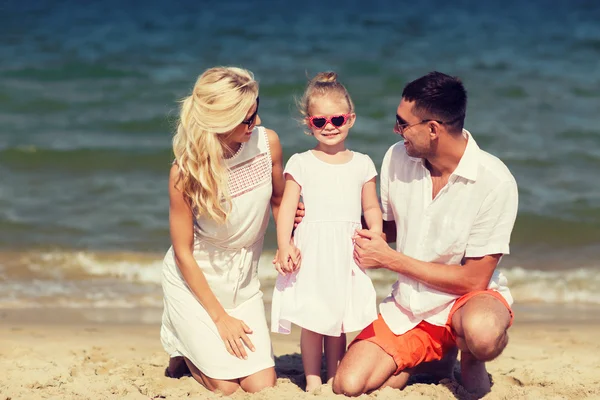 Χαρούμενη οικογένεια με γυαλιά ηλίου στην καλοκαιρινή παραλία — Φωτογραφία Αρχείου