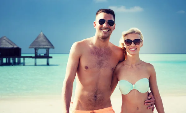 Felice coppia in costume da bagno abbracci sulla spiaggia estiva — Foto Stock