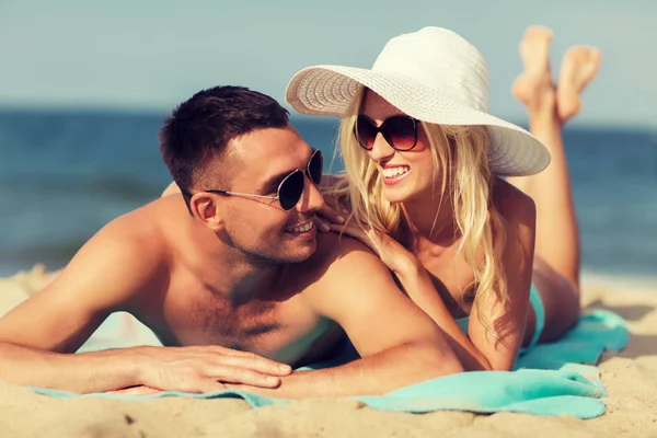 Casal feliz em roupa de banho deitado na praia de verão — Fotografia de Stock