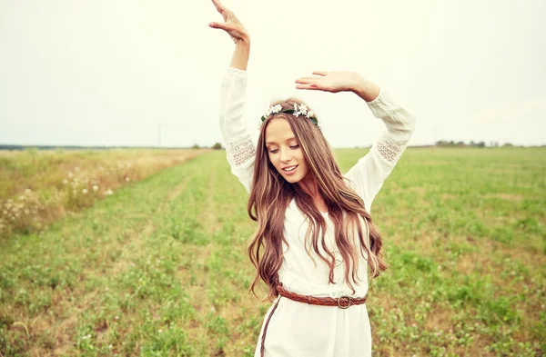 Lächelnde junge Hippie-Frau auf einem Getreidefeld — Stockfoto