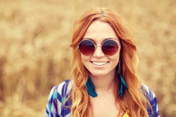 Sorridente jovem ruiva hippie mulher ao ar livre — Fotografia de Stock