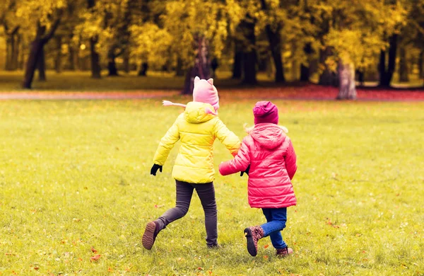 Niñas felices corriendo al aire libre —  Fotos de Stock