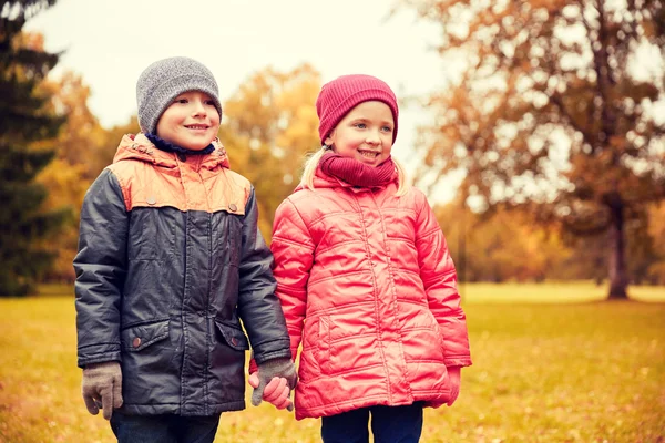 Szczęśliwy małej dziewczynki i chłopca w parku jesień — Zdjęcie stockowe