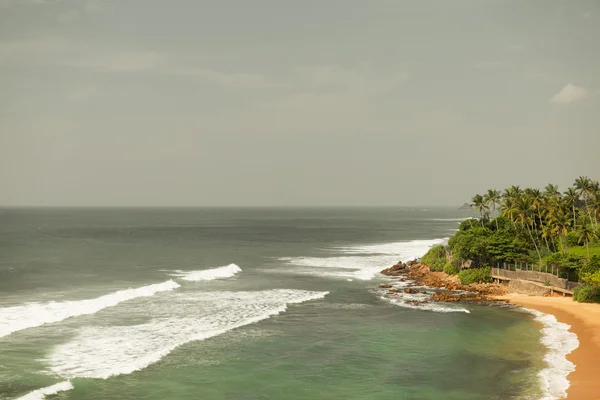 Fale morskie lub oceaniczne i błękitne niebo na plaży Sri Lanka — Zdjęcie stockowe