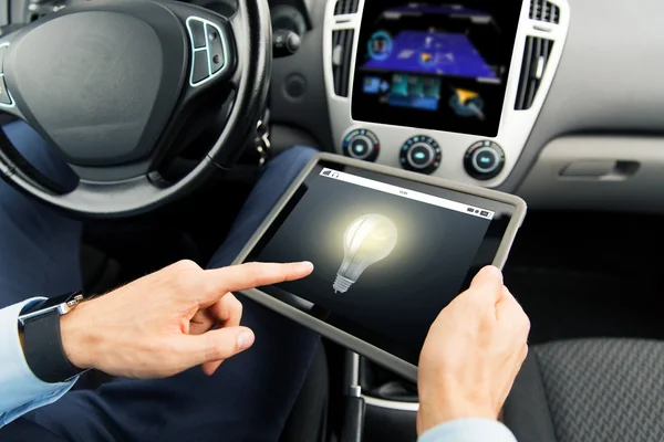 Κοντινό πλάνο του ανθρώπου με το tablet pc σε αυτοκίνητο — Φωτογραφία Αρχείου