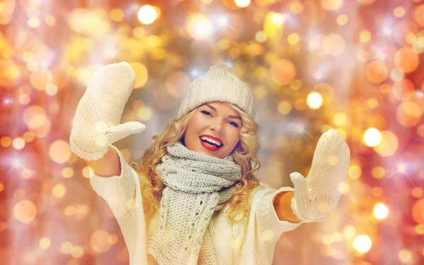 Hermosa mujer en sombrero de invierno, bufanda y guantes — Foto de Stock