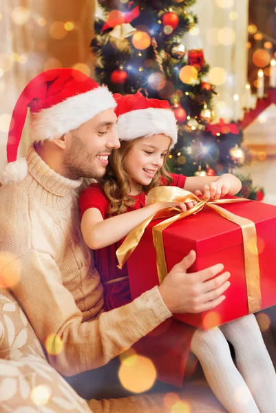 Sonriente padre e hija abriendo caja de regalo —  Fotos de Stock