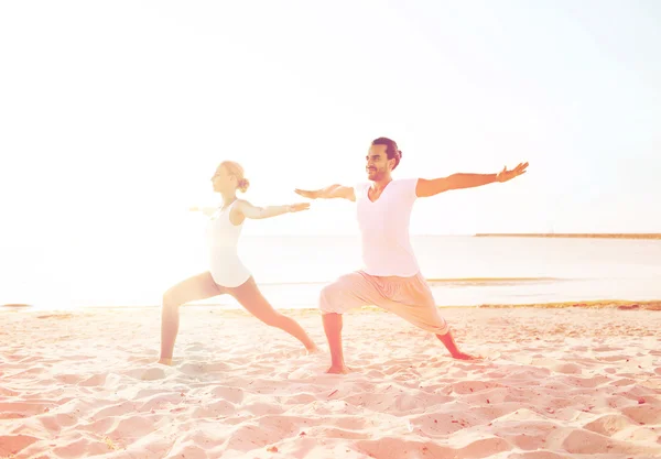 Coppia fare esercizi di yoga all'aperto — Foto Stock