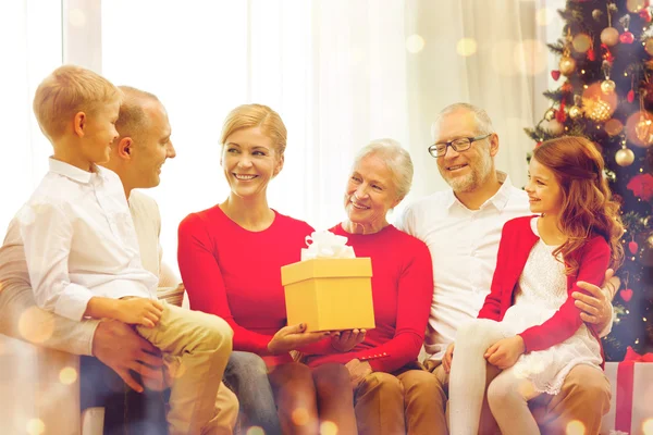 Família sorridente com presentes em casa — Fotografia de Stock