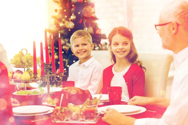 Familia sonriente teniendo una cena de vacaciones en casa — Foto de Stock