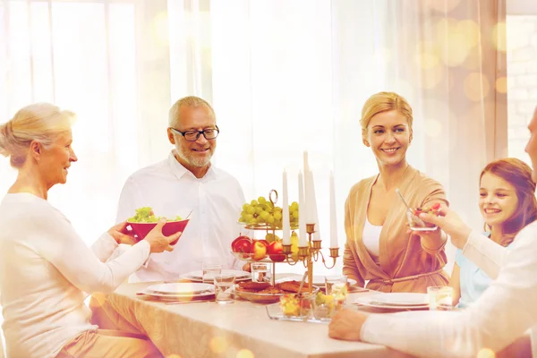 Familia sonriente teniendo una cena de vacaciones en casa —  Fotos de Stock
