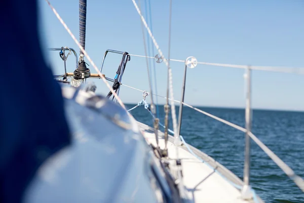 Primer plano de velero o cubierta de yate de vela en el mar —  Fotos de Stock