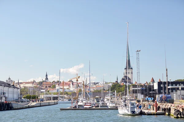 Port morski portu i starego miasta w Tallinnie — Zdjęcie stockowe