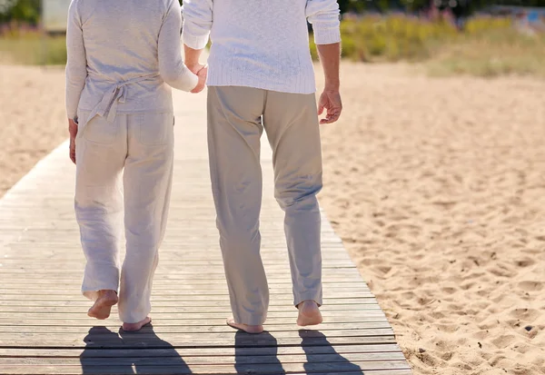 Крупным планом пожилая пара на летнем пляже — стоковое фото