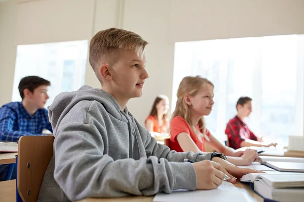 Schülergruppe mit Büchern in der Schulstunde — Stockfoto