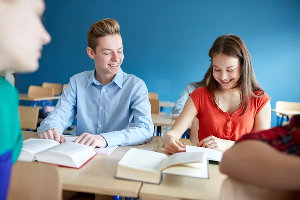 Grupp elever med böcker på skolan lektion — Stockfoto