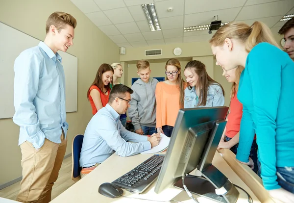 Grupa studentów i nauczycieli w klasie szkoły — Zdjęcie stockowe