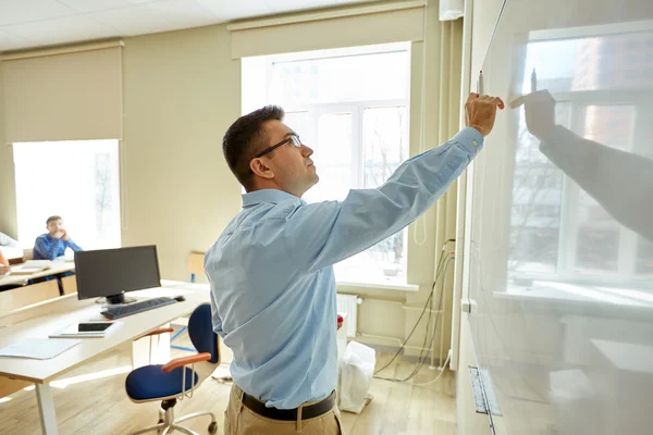 Öğrenciler ve okul üzerinde yazma öğretmen kurulu beyaz — Stok fotoğraf
