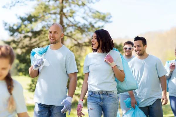 Grupo de voluntarios con bolsas de basura en el parque — Foto de Stock