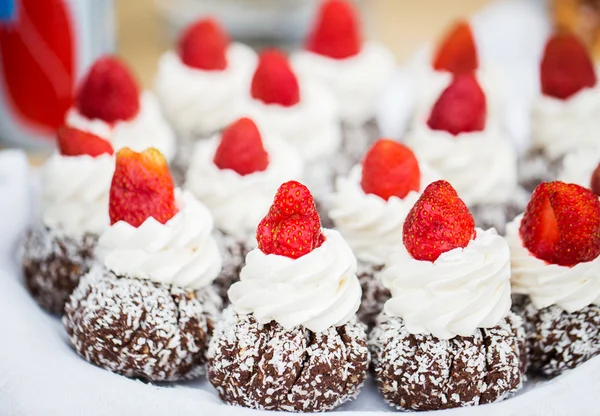 Gros plan de gâteaux au rhum avec crème anglaise et fraise — Photo