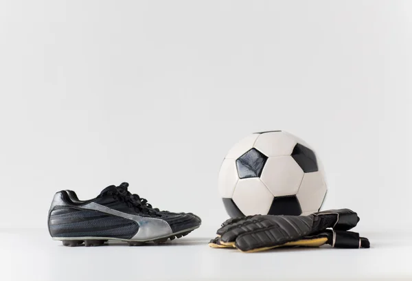 Close up de luvas de goleiro, bola, botas de futebol — Fotografia de Stock