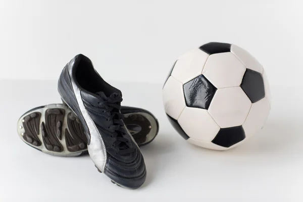 Крупним планом футбольний м'яч і футбольні черевики — стокове фото