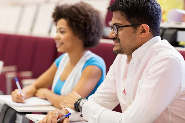 Internationale Studenten mit Notizbüchern in der Vorlesung — Stockfoto