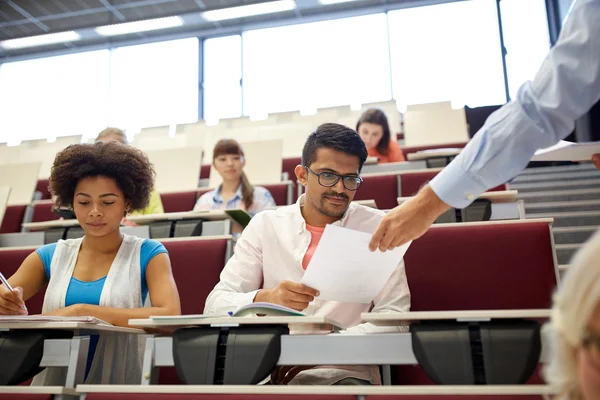 Lehrer gibt Schülern Tests in Vorlesung — Stockfoto