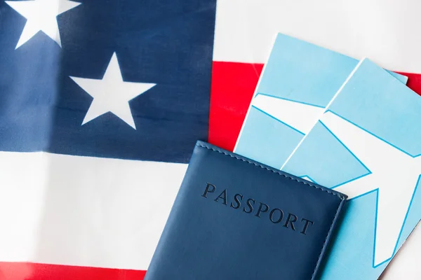 Bandeira americana, passaporte e passagens aéreas — Fotografia de Stock