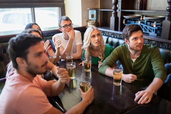 Amigos com cerveja assistindo futebol no bar ou pub — Fotografia de Stock