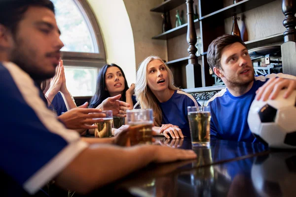 Tifosi o amici che guardano il calcio al bar dello sport — Foto Stock