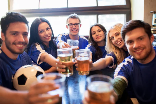 Fußballfans klirren an Sportbar mit Biergläsern — Stockfoto