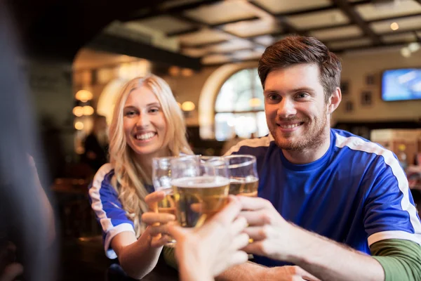 Labdarúgás rajongók sport bárban, szemüveges beer csengő — Stock Fotó
