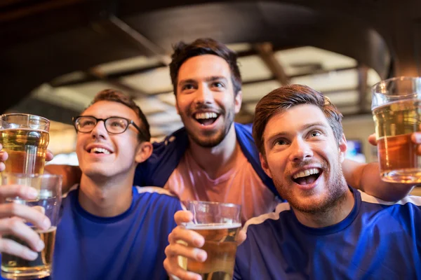Fußballfans oder Freunde mit Bier in der Sportbar — Stockfoto