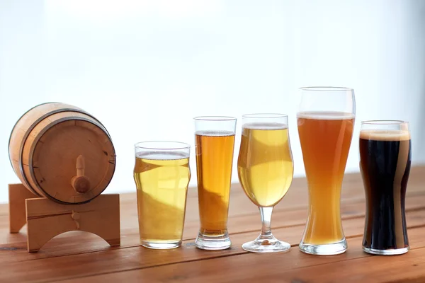 Close-up de diferentes cervejas em copos na mesa — Fotografia de Stock